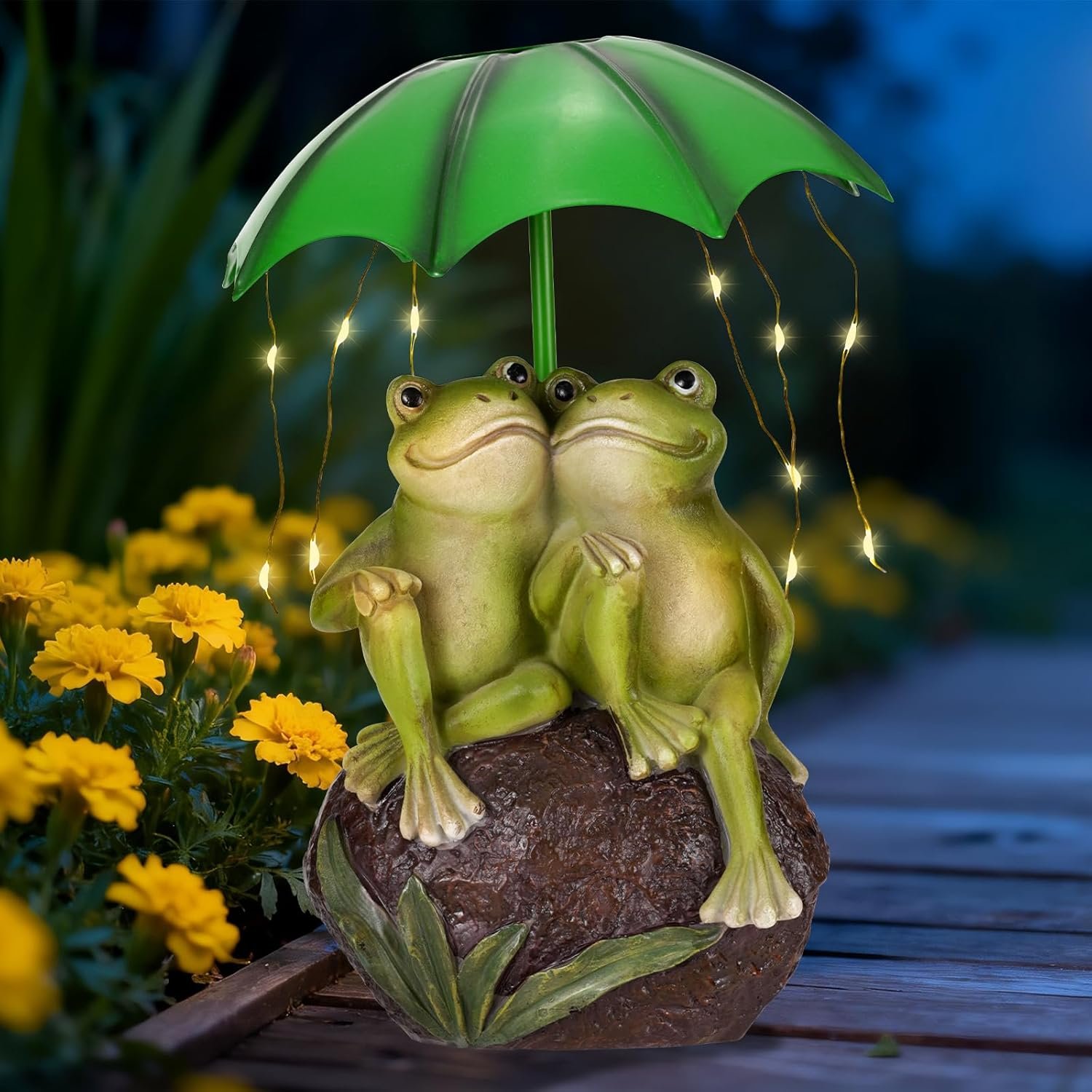 Solar Garden Statues Decor Frog Couple with LED Lights and Umbrella, Outdoor Garden Statues, Frog Statue for Patio, Balcony, Housewarming, Yard Ornaments Gifts for Women